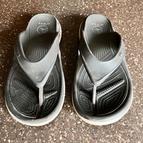 Crocs Flip Flop Sandals Black Gray Thong Slip On Mens 9 Womens 11 Relaxed Fit - Picture 1 of 7